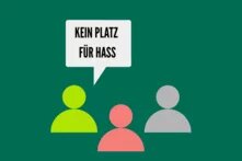 Selbstbehauptungstraining Drei Personen in einer Diskussion, eine von ihnen behauptet sich selbst und sagt "Kein Platz für Hass; vereinfachter Stil