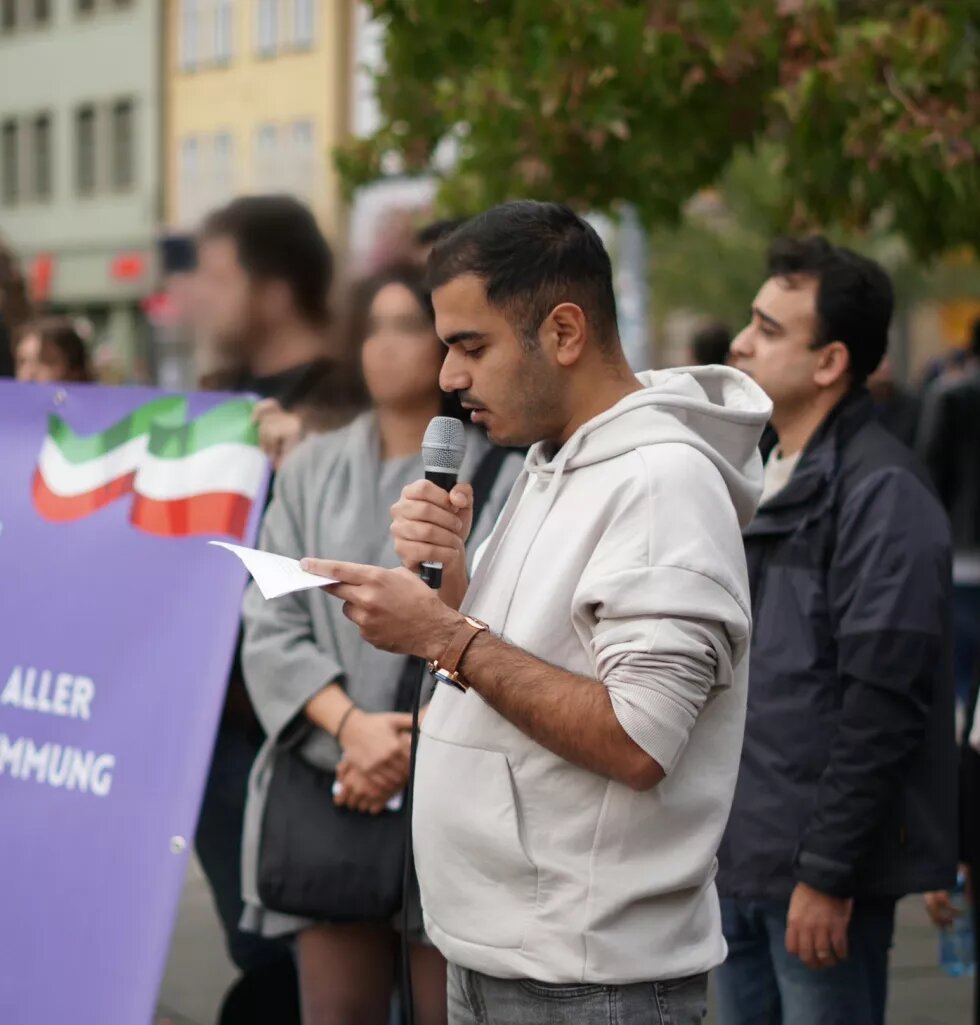 Moji auf einer Kundgebung in Erfurt